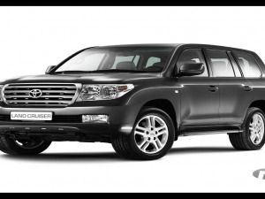 toyota land cruiser v8 front view